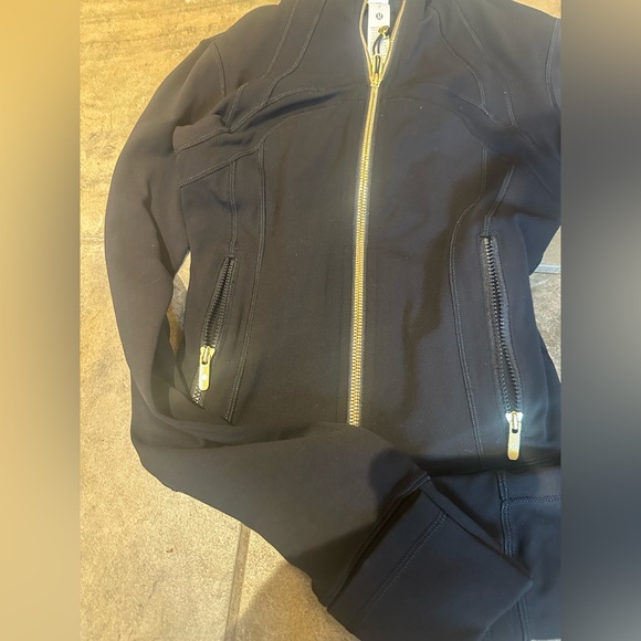 Lululemon Define Jacket,Cropped Nulu, Black & Gold, size 2. Brand new w/ out tag - Picture 4 of 9